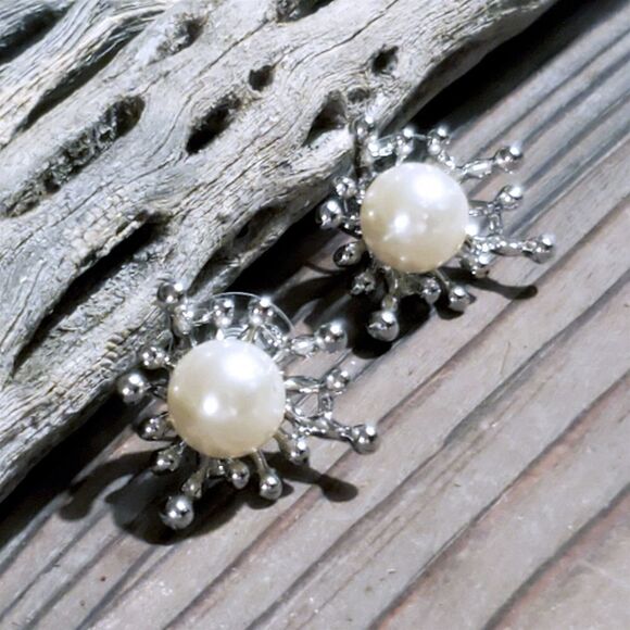 Silver Off White Abstract Art Starburst Glass Pearl Platinum Plate Stud Earrings - Picture 1 of 8